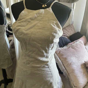 Linneklänning - Säljer denna korta fina linneklänning från Gina som aldrig är använd i storlek xs funkar som s också 