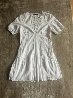 klänning - superfin populär klänning från zara som är helt slutsåld! säljer pga att jag har en till likadan som satt bättre! 💓 endast provad och lappen sitter kvar