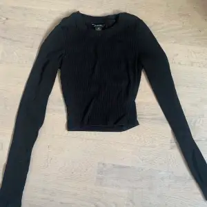 En långärmad svart tröja 💕 jag säljer den eftersom att den har blivit för liten💕 den har används få gånger och är i bra skick🫶⚠️ vi kommer inte att stå för frakt⚠️