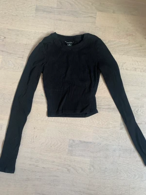 Långärmad svart tröja - En långärmad svart tröja 💕 jag säljer den eftersom att den har blivit för liten💕 den har används få gånger och är i bra skick🫶⚠️ vi kommer inte att stå för frakt⚠️