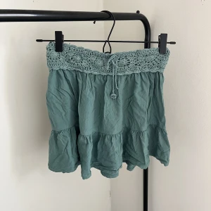 Kjol - Säljer denna skitfina gröna kjolen som kommer ifrån pull and bear. Kjolen är i storlek medium men passar storlek xs-s. perfekt till sommaren. endast använd en gång och är i fint skick.  skriv vid intresse, pris kan diskuteras 💕