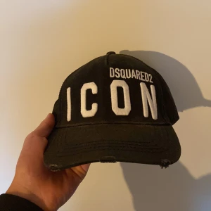 Dsquared2 keps - Säljer min d2 keps som jag har haft ett tag men nu bara ligger i min garderob. Kan även vara intressant med byte.