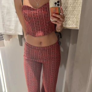 Zara top - Säljer denna fina zara topp, har även en i grön om man skulle vara intresserad💞
