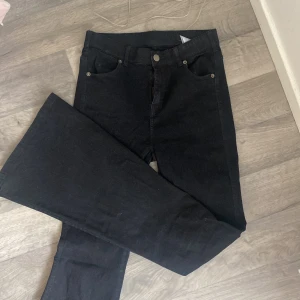 Bootcut jeans - Säljer dessa bootcut jeans från dr. denim💓