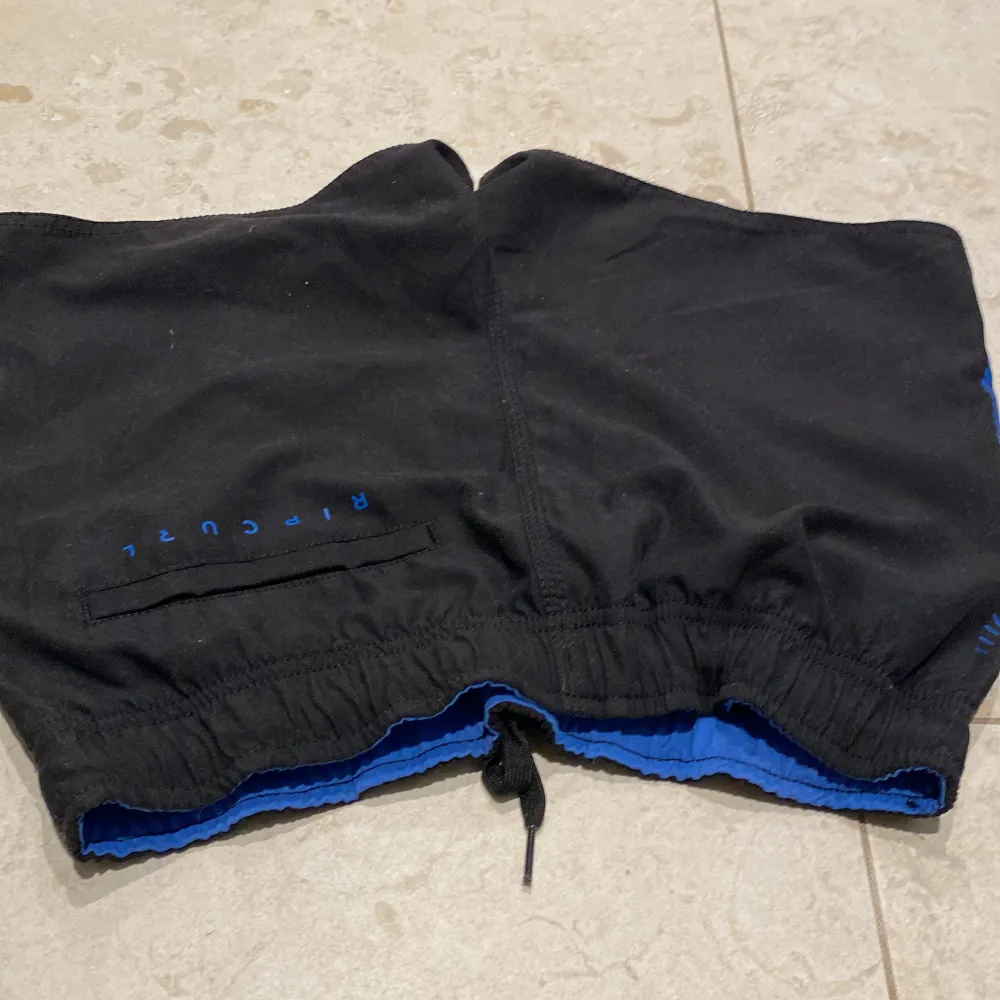 Dessa är ett par oanvända ripcurl shorts i mycket bra kvalite. Kontakta mig för mer info😁. Shorts.