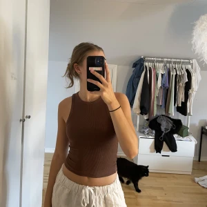 Brunt basic linne  - Brunt linne i storlek S från bikbok, 50kr+frakt💕 kolla gärna in det andra jag säljer 