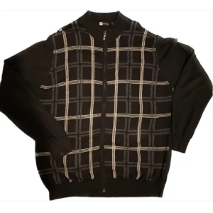 tröja - tröja som sitter lite tight på kroppen och har bra material inte använt på länge därför jag säljer så felfri och i bra skick den sitter absolut inte som en L men mer som en M 