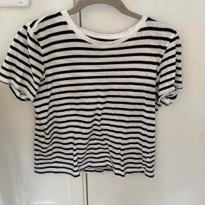 Randig t-shirt  - Säljer min randiga t-shirt från zara då den inte längre är min stil💞 Den är i bra skick då jag endast använt den ca 8 ggr. Den är i storlek S men jag skulle säga att den mer passar xs då den är ganska liten ❤️