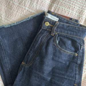 Zaras wide leg jeans i flera olika färger, säljes tillsammans eller enskilt för 70kr styck!