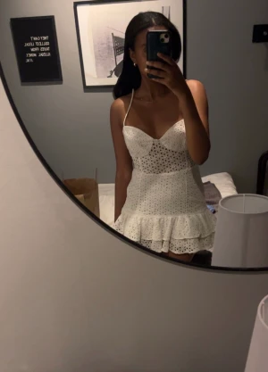 Volangklänning - Jag säljer nu denna otroligt fina volangklänning från zara som också går att ha som kjol (se bild 3) 💗Storlek M men sitter perfekt på mig som har XS/S i vanliga fall 💗Andra bilden är lånad! Tryck gärna på köp nu men säg till innan. Går också att swisha! 💞