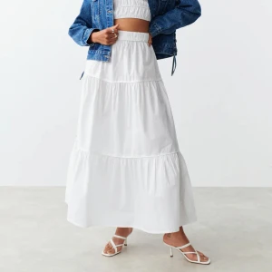 Volangkjol  - Säljer vit och svart Gina tricot volangkjol.  Svarta är använd en gång och vita har lappen kvar☀️ 400kr/styck