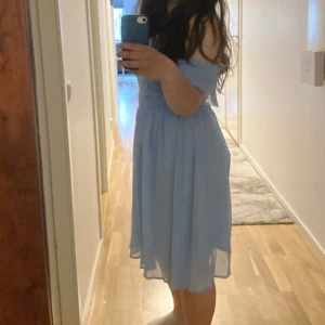 Pastel blå midi balklänning  - Köpte denna förra året till balen men gick aldrig, väldigt fin pastel blå cinderella liknande klänning. Då den aldrig används är den i hel ny skick UK 12  US 8  EUFR 40 EUDE 38