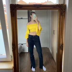 Gul off shoulder blus med volanger  - Skitsnygg gul blus med volanger helt perfekt till sommaren, den är väldigt stretchig i bröstet och skönt att ha på sig.