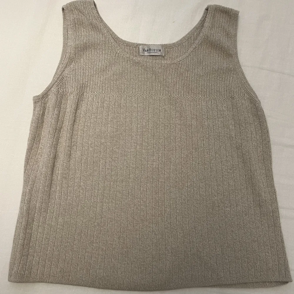 Vintage Van heusen tank top, knitted sweater, light weight, great for summer! Size is unknown but fits like a medium. Stickat.