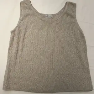 Vintage Van heusen tank top, knitted sweater, light weight, great for summer! Size is unknown but fits like a medium