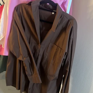Brun längre skjorta  - Bra skick! (använd ett fåtal gånger) pris kan diskuteras 