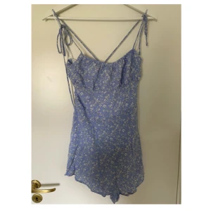 Blå playsuit! - Superfin playsuit, perfekt till sommaren! Storlek M men den är liten i storleken så skulle säga att den är XS/liten S💖. Det är lite dålig kvalité på första bilden så det är bara att skriva om man vill ha bättre bild!🤗