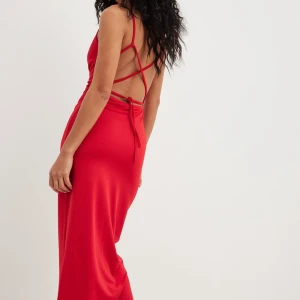 Klänning NAKD - Superfin röd ny och oanvänd klänning från NAKD. Säljer för jag glömt returnera och den passar ej mig, prislappen sitter kvar. Den är verkligen en dröm och sitter så fint på. Är i storlek M men skulle säga att den passar en S också för den är tight. 