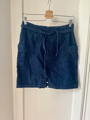 Kjol The Stray Boys - Den här kjolen är verkligen en favorit men tyvärr så används den inte tillräckligt ofta längre. Kommer från The Stray Boys.   🍓 Storlek: S 🍓 Material: Bomull elastan 🍓 Skick: Använd men i fins skick, finns en mindre skavank (se bild)