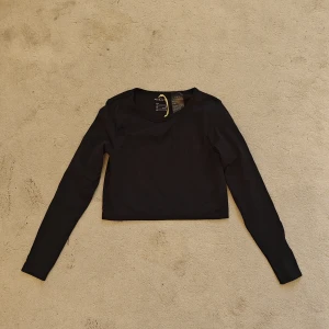 Träningströja  - Träningströja från hm i nyskick! Storlek m men passar mig som är 170 och brukar ha xs. Sitter superfint. 