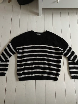 Randig stickad tröja - Använt några gånger men bra skick, från MANGO