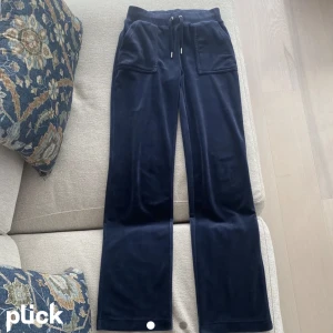 Juicy byxor - Jag säljer mina marinblå juicy byxor. De är i nyskick och endast använda några fåtal gånger, då de inte kommer till användning. Frakt får man betala själv!