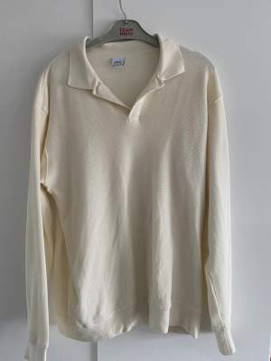 Stickad tröja från Zara i nyskick nypris 400-500kr, Pris kan diskuteras!