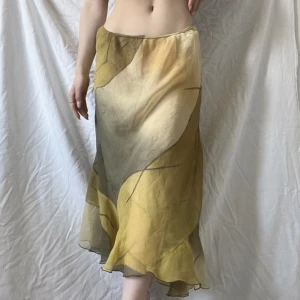 Vintage kjol  - Super fin lång kjol med volang som inte kommer till användning! 