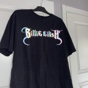 Säljer nu min Billie Eilish tröja från Billie x bershka limited edition  kollektion. Knappt använd och i bra skick!  Storlek L men sitter som en vanlig overzised tröja på mig med storlek s/m. 