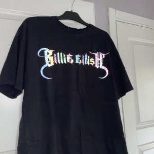 Billie Eilish - Säljer nu min Billie Eilish tröja från Billie x bershka limited edition  kollektion. Knappt använd och i bra skick!  Storlek L men sitter som en vanlig overzised tröja på mig med storlek s/m. 