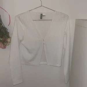 Topp  - Topp från hm med två knäppningar fram 