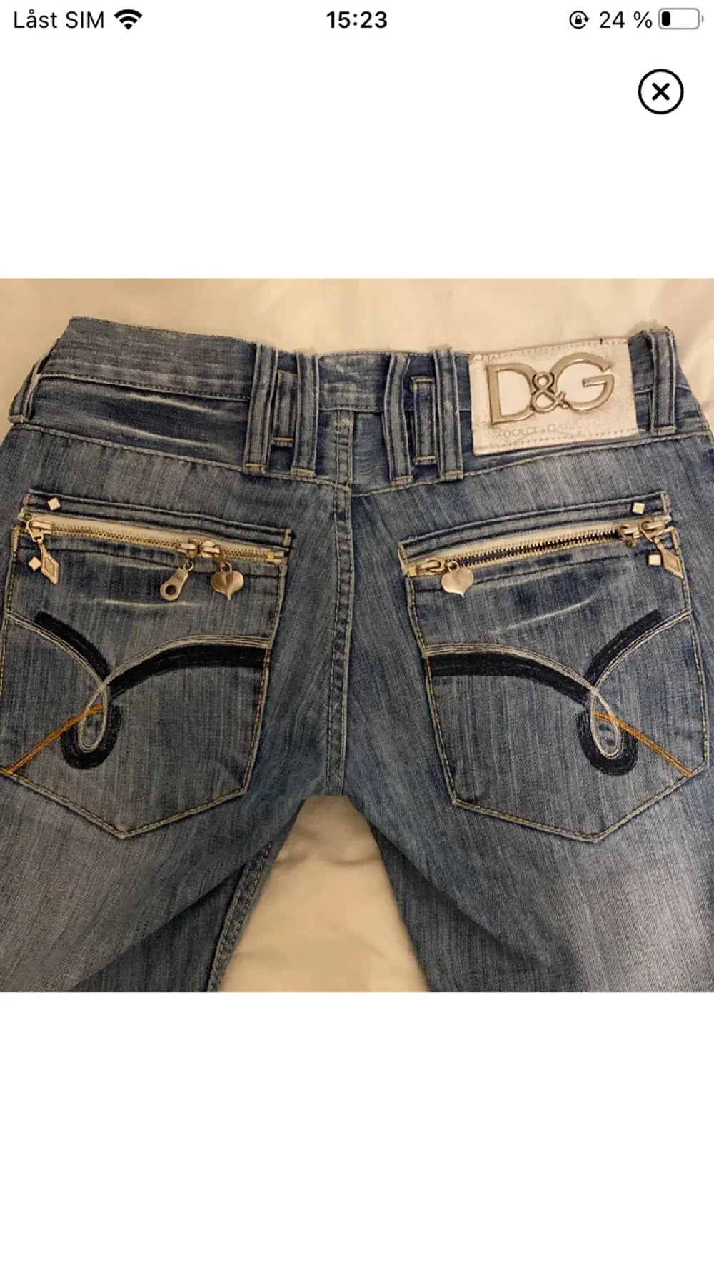 Jätte fina Dolce & gabbarna jeans säljer pga dom är tyvärr för små, vet inte om det är äkta D&G. Har små detaljer bak på fickan men det är någon som har lossnat men det är inget som syns. (Lånade bilder) skriv för fler bilder och mer information💕. Jeans & Byxor.