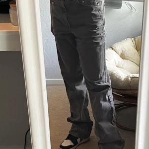 Jeans weekday - Gråa Straightleg jeans från weekday. Använda typ 2 gånger. Säljs p.g.a att dem inte kommer till användning. Jag är 175 cm lång och dem sitter jättebra. 