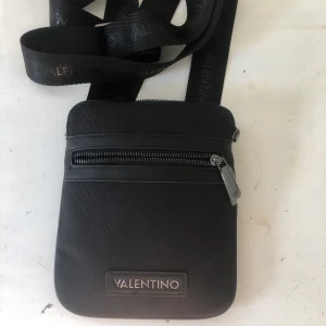 Valentino väska - Helt oanvänd valentino väska, nypris 700kr, lappen är kvar och påsen på sista bilden medföljer