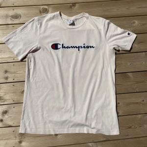 Champion tröja i bra skick - Säljer en champion T-shirt i bra skick (använd fåtal gånger). Tishan är storlek XL men passar även en person som är L perfekt. 