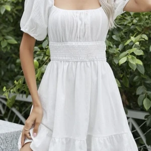 Vit klänning - Vit klänning i fint skick som knyts i ryggen, aldrig använd 