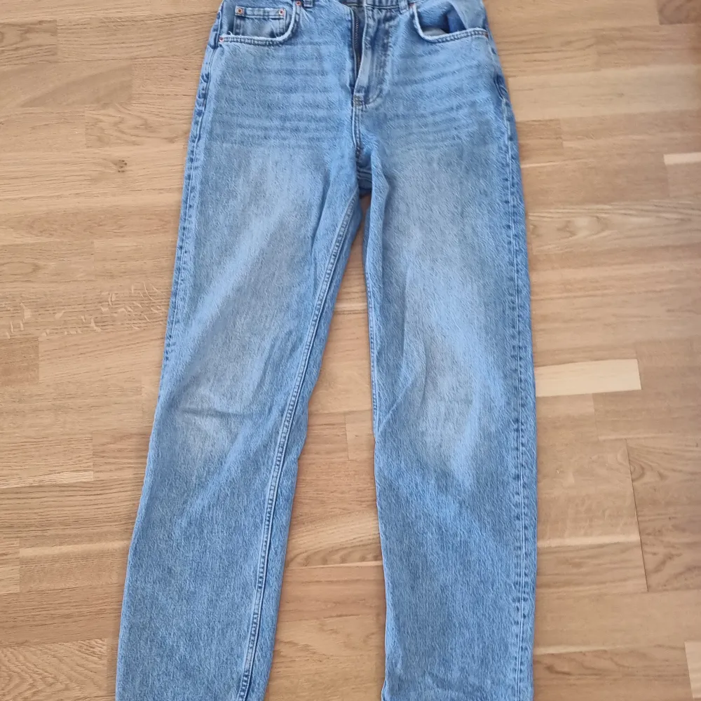 Säljer ett par blåa wide leg jeans i storleken 34 från gina🥰Säljer då jag knappt använt dom🥰🥰. Jeans & Byxor.