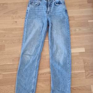 Säljer ett par blåa wide leg jeans i storleken 34 från gina🥰Säljer då jag knappt använt dom🥰🥰