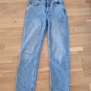 Wide leg jeans - Säljer ett par blåa wide leg jeans i storleken 34 från gina🥰Säljer då jag knappt använt dom🥰🥰