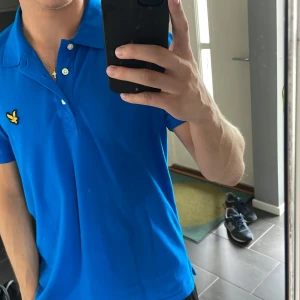 Lyle&scott piké - Fin piké som dessvärre är för stor för mig. Storleken är M, jag är 175 cm så den passar L. Skick 10/10, som ny👌Pris 100kr