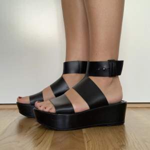 Sandaler med tre remmar och tre hål så man enkelt kan justerar remmen runt foten. De är 6 cm höga 
