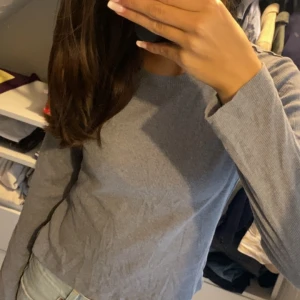 Tröja från hm - Säljer denna jättesnygga toppen från hm då den inte kommer till användning💕 Toppen är i utmärkt skick och aldrig använd👌 Kom privat för fler bilder eller frågor 💕💕