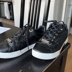 Tommy Hilfiger skor strl 37 - Använda 2 gånger. I princip nya. Finns i haninge-området 