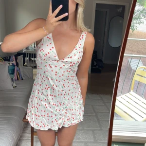 Klänning från ZARA - Supersöt miniklänning från zara! Använd 1 gång🍒
