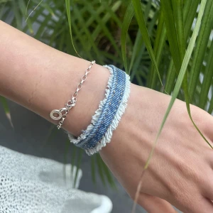 Jeansarmband  - Simpelt jeansarmband som finns i storlekar xs-l. Går o köpa vid våra försäljningar (se plats på instagram som finns i vår bio). Men man kan även hämta upp. !!!!3 för 25!!!!Skriv vid mer info eller frågor! 