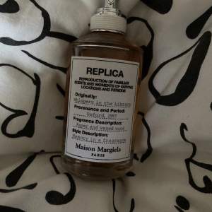 Parfym från Maison Margiela Replica. Nästan oanvänd. Kartong saknas. Nypris ca 1000kr.