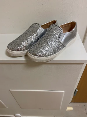 Glitterskor 🤍 - Glitterskor nya! 🤍 Från Lesara. Stl 38 🤍🤍🤍 Har inte blivit av att ja hinner använda vilket är såå synd. Hoppas därför att dom kan få älskas hos någon annan🤍