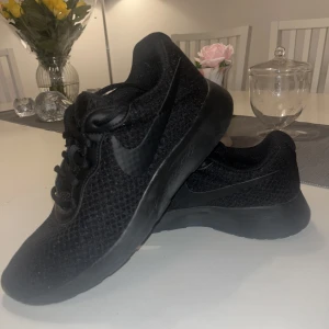 Nike W Tanjun - Säljer ett par helt nya Nike skor i storlek 40, Kvitto finns. Kan inte lämna tillbaka dem för saknar kartongen till. Annars hela och rena i perfekt skick