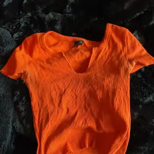 Orange t-shirt, lite croptop
