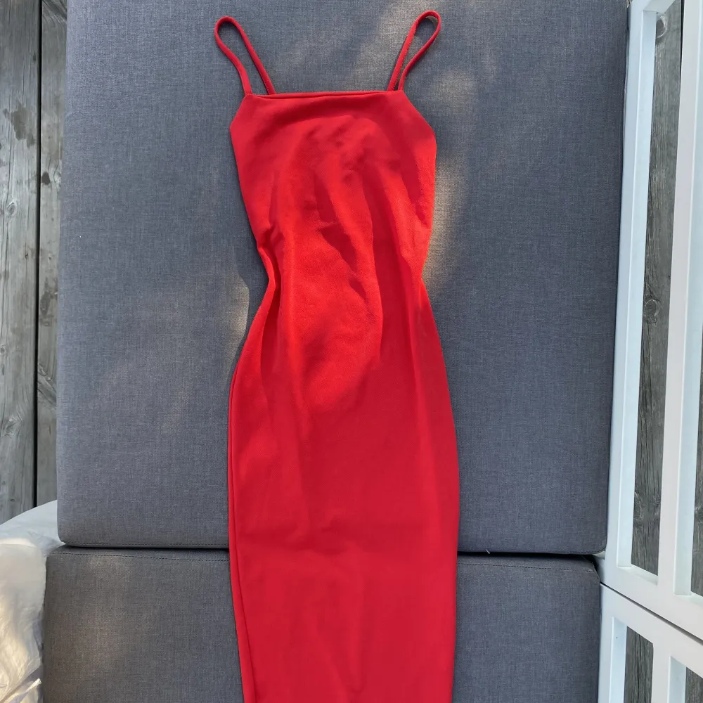 Röd tight klänning som går strax under knäna. Köpt från Prettylittething i storlek UK 6, passar som en XS / S. Fint skick. . Klänningar.